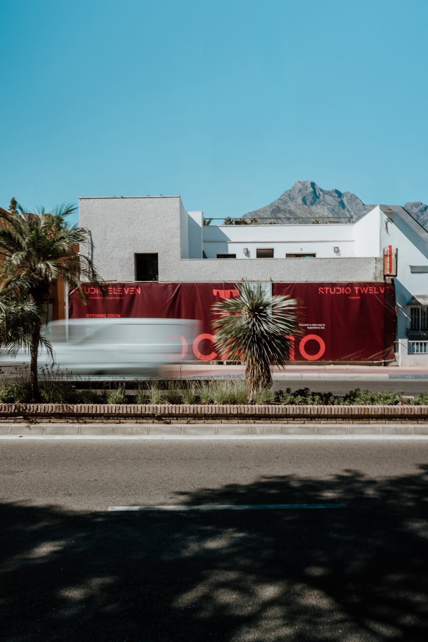 Fachada del showroom Local 10 Gallery en Marbella — Studio Eleven · Studio Twelve