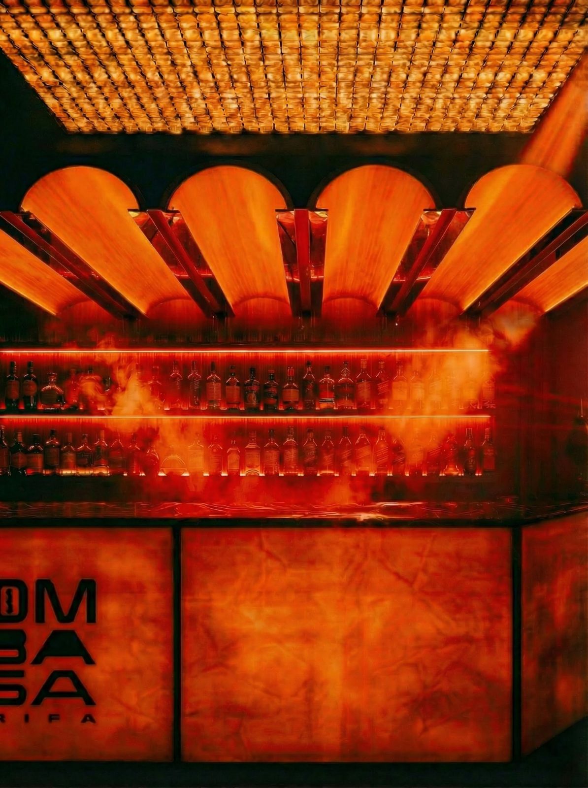 Mombassa, Tarifa: detalle de la barra con luminarias de cobre y botellero iluminado — Studio Eleven